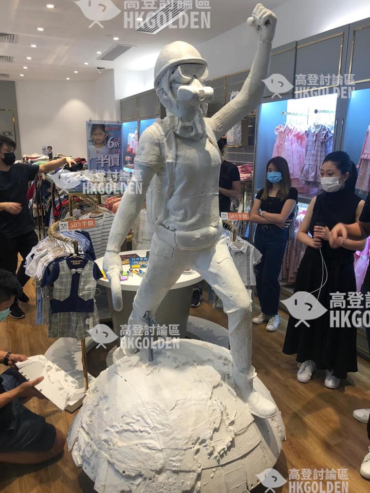 【發財立品】童裝品牌 Chickeeduck CEO 周小龍　愉景新城分店置放港版民主女神像
