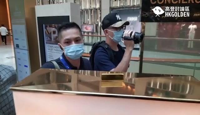 警員要求記者「自己睇」委任證，記者卻發現是八達通