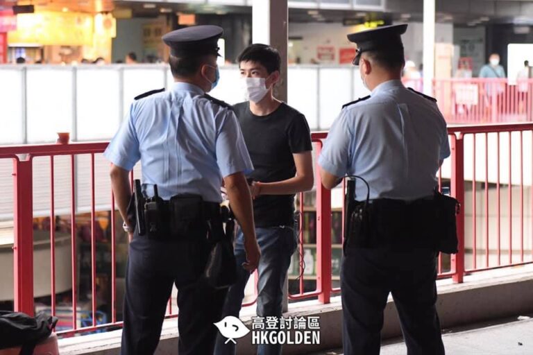 岑敖暉擺設街站前被警員上前盤問