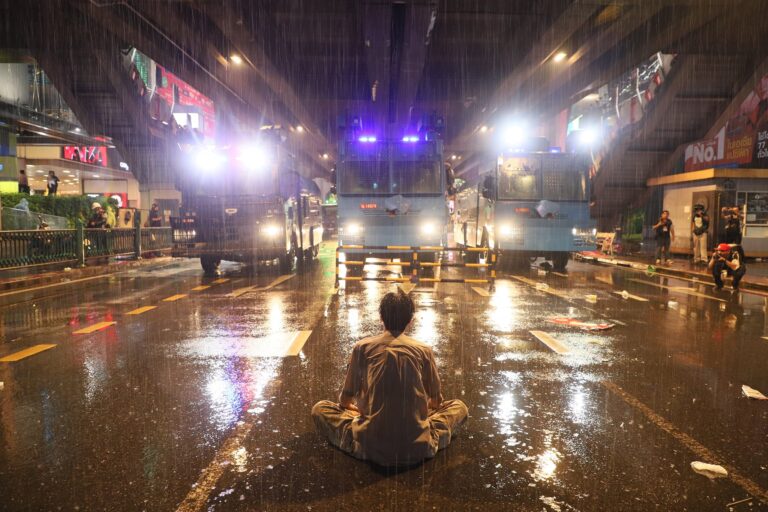 熟悉的畫面出現在泰國 反王室政府示威不斷