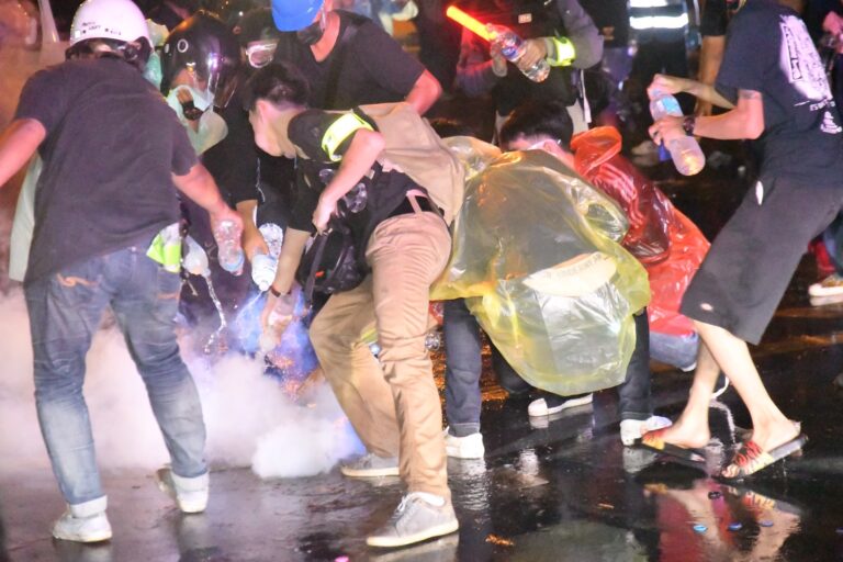 【泰國警方晚上繼續發射催淚彈驅散包圍國會示威者 】