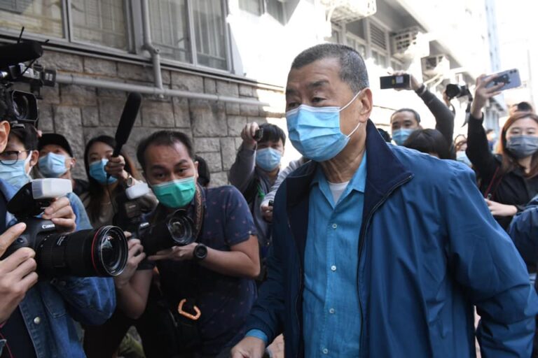 【黎智英剛剛到旺角警署報到】