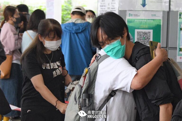 【呂智恆及母親到高等法院旁聽】 【與市民相擁而泣】
