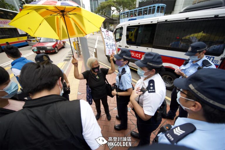 【越30警包圍黃婆婆拘捕】 【罪名：一個人非法集結】