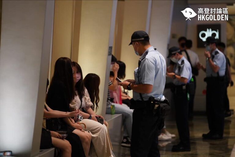 【6.12 兩周年 大批警衝入商場截查】朗豪坊疑有人喊「光時」一黑衣人被帶走另一人被捕