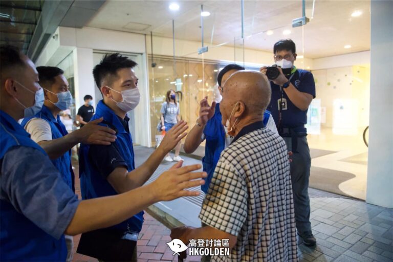 【無罩伯被警方護送離開 打記者後警察幫手截巴士】