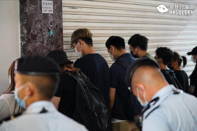 【銅鑼灣崇光百貨對出圍封鎖線】圍封人士被要求「面壁思過」