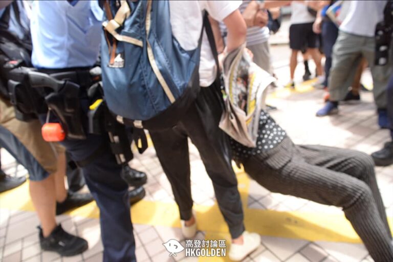 【警方將王婆婆抬離現場】