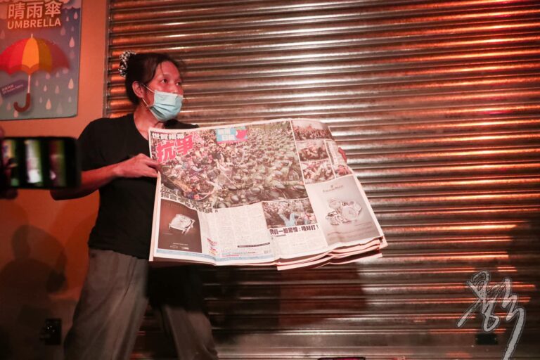 【女長毛蘋果裝飾遭破壞 中年婦涉刑毁被捕】