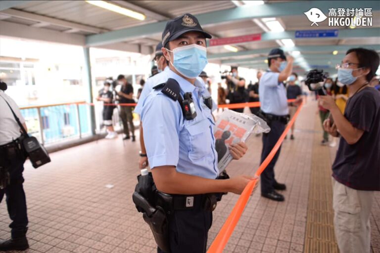 【旺角東天橋街站最終被警方阻止收站 有警員索取街站宣傳單張】
