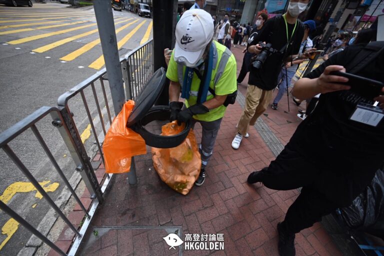 【清潔工奉命到場清走花束】