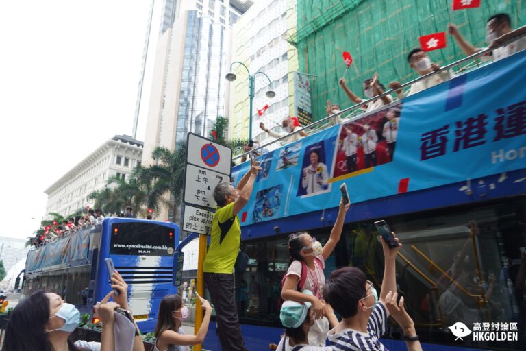 【奧運港隊成員巴士巡遊 大批市民爭睹風采】
