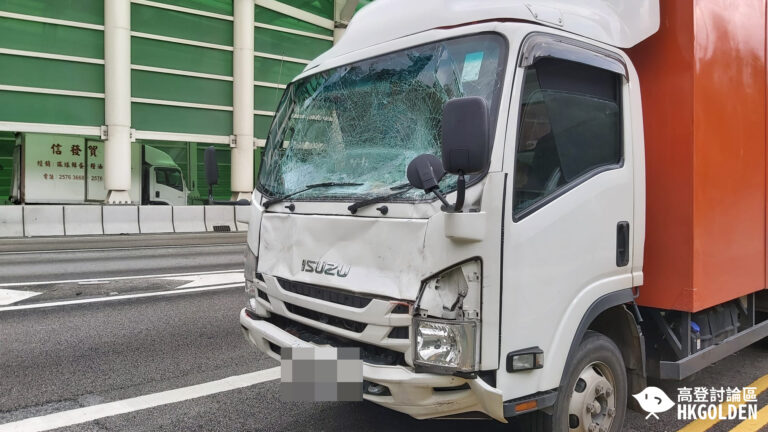 【屯門公路「teslun」突然駛慢   導致7車相撞大串燒】