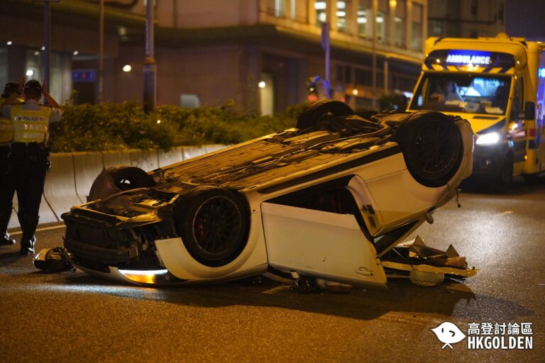 【觀塘鯉魚道私家車相撞 P牌audi TT反肚】