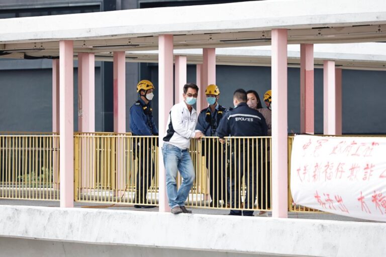 【指控大判「有汗出冇糧出」 地盤工葵涌天橋外企跳】